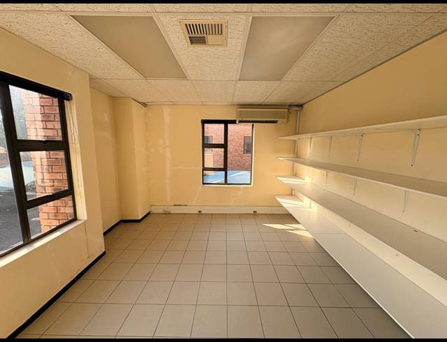 144M² OFFICE TO LET IN FOURWAYS